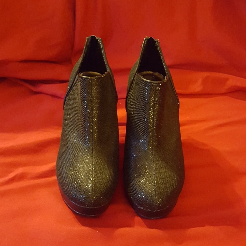 Heels ~ Size 10 Med